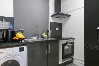 Studio - Sleeps 2 - 5 Min to Trains - Parking - 8