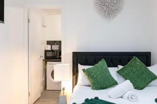 Studio - Sleeps 2 - 5 Min to Trains - Parking - 6