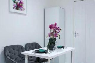 Studio - Sleeps 2 - 5 Min to Trains - Parking - 7