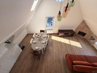 Apartment with cathedral-style living room, unique character - 9