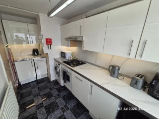 Plush four double bedroom two toilets one bathroom large terrace Stockwell Brixton - 6