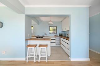 Luxurious Camps Bay Escape Pool and Spectacular Views - 4