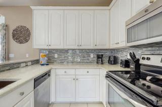 Exceptional private home pet friendly with private patio and shared pool - 1