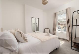 Stylish Southport Home Sleeps 4 - 5
