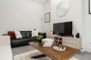 Stylish Southport Home Sleeps 4 - 1