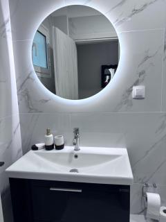 Elarion Elegant Port Apartment - 5
