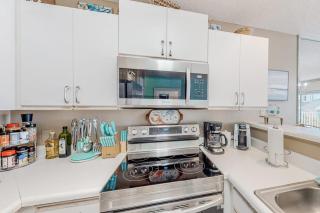Pet-friendly pools hot tub & balcony with Gulf-side calm - 2