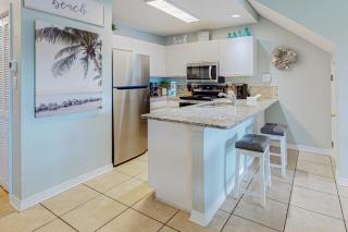 Beautiful condo with pool & hot tub - steps to the Gulf & close to shopping & dining - 2