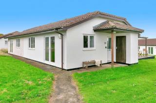 Bright & Spacious 2 Bed Holiday Chalet in Sidmouth - 4