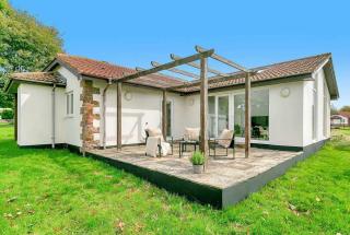 Bright & Spacious 2 Bed Holiday Chalet in Sidmouth - 1