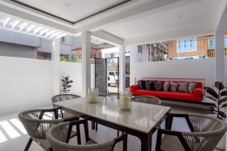 Newly Renovated Townhouse Steps From The Beach - 2