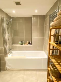 Funky 1BD High-Rise Flat wCity Views Angel! - 2