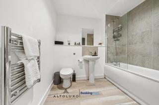 Bright Waterfront Cardiff Bay Apt for Small Group by AltoLuxo - 9