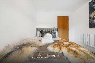 Bright Waterfront Cardiff Bay Apt for Small Group by AltoLuxo - 7
