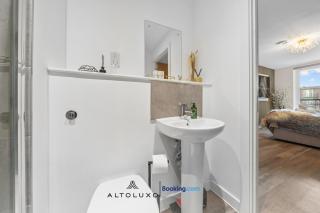 Bright Waterfront Cardiff Bay Apt for Small Group by AltoLuxo - 4