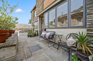 Boutique Cottage with Creek Views & Parking - 9