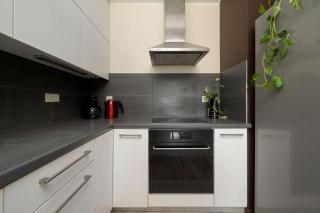 Stylish Apartment with a Bath and a Balcony in the City Centre by Noclegi Renters - 8