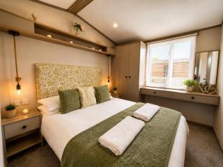 Lazy Bunny Lodge with Hot Tub - 8