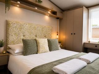 Lazy Bunny Lodge with Hot Tub - 5