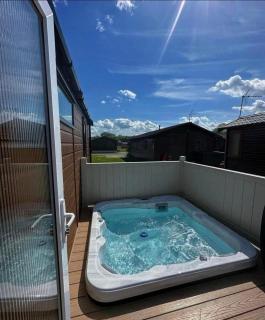 Lazy Bunny Lodge with Hot Tub - 0