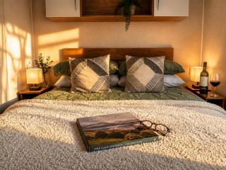 The Lake House - Dog Friendly Lakeside Cabin, 1 Min to Lake Windermere, Bowness - 5