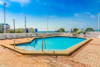 Resort condo with pool hot tub & on-site dining near the beach - 9