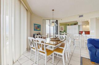 Resort condo with pool hot tub & on-site dining near the beach - 5