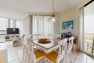 Resort condo with pool hot tub & on-site dining near the beach - 4