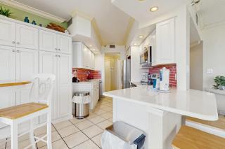 Resort condo with pool hot tub & on-site dining near the beach - 3