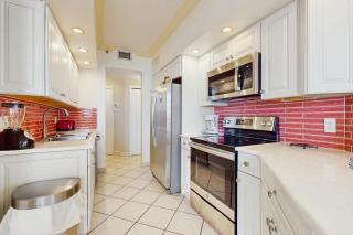 Resort condo with pool hot tub & on-site dining near the beach - 2