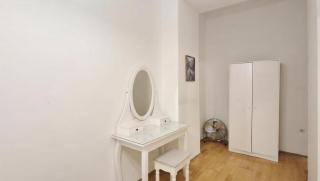 Cozy 1BR Apt with Living Room & Garden Included - 5