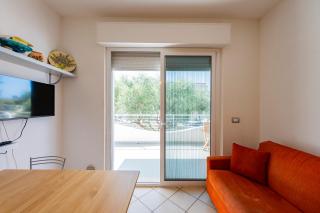 GuestHost - Comfy Balcony Flat with Sea View - 1