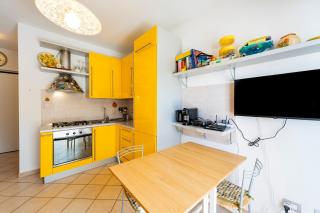 GuestHost - Comfy Balcony Flat with Sea View - 8