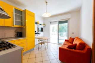 GuestHost - Comfy Balcony Flat with Sea View - 4
