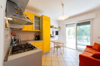 GuestHost - Comfy Balcony Flat with Sea View - 3