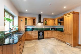 Stylish Lodge in the Peak District sleeps up to 9 - 6