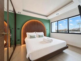5 Bedroom Central Bangkok Pool Villa with Netflix - 1