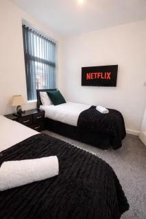 Modern 4 Bedroom Home Near White Rose Centre Leeds Sleeps 9 with 8 Beds Ideal for Families Contractors Work Crews Business Stays Relocations and Long Stays - 9