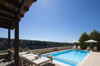 Ilys Home, a Country-chic Retreat with Pool & BBQ, By ThinkVilla - 4