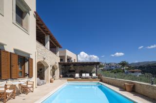 Ilys Home, a Country-chic Retreat with Pool & BBQ, By ThinkVilla - 3