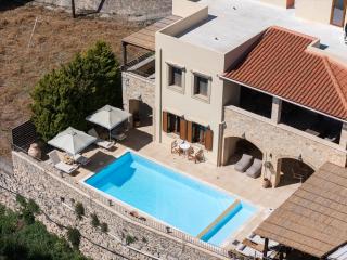 Ilys Home, a Country-chic Retreat with Pool & BBQ, By ThinkVilla - 8