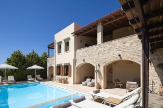 Ilys Home, a Country-chic Retreat with Pool & BBQ, By ThinkVilla - 7