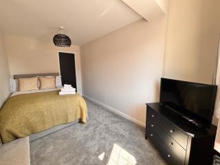 5 Bed Contractor & Family Stay Parking Sleep 8 - 5