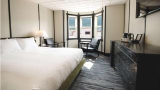 Midnight Sun, a Coast Hotel - 2
