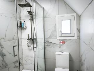 Sunny Home Loutraki is a modern studio with views of the bay and mountains with private parking - 7