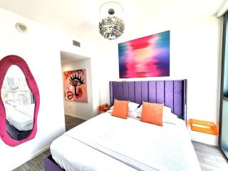 3BR Skyline Luxury with a 100 inch TV, Balcony & Prime Miami Location - 1