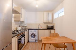 2BD Apt East London Sleeps 7! - 9