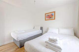 2BD Apt East London Sleeps 7! - 7