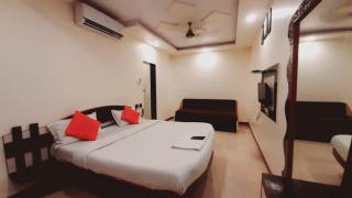 Hotel Savera Holidays Main Market - 2