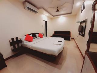 Hotel Savera Holidays Main Market - 0